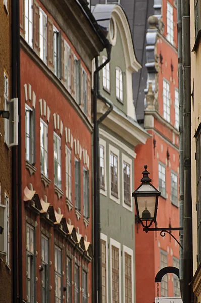 Färgglada byggnader i gamla stan — Stockfoto