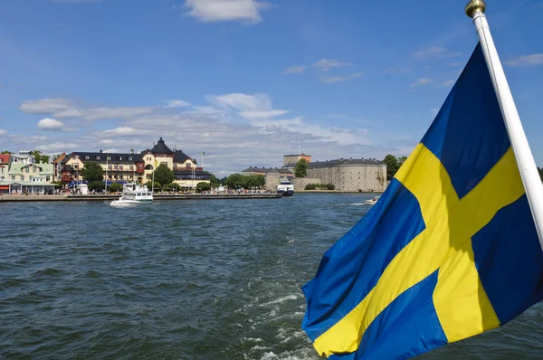 Vaxholm erőd és a svéd zászló, stockholmi szigetvilág, Svédország — Stock Fotó
