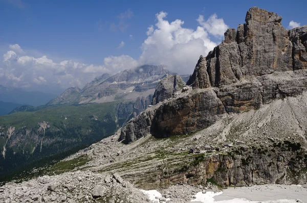 Skalnatá krajina v italských Dolomitech — Stock fotografie