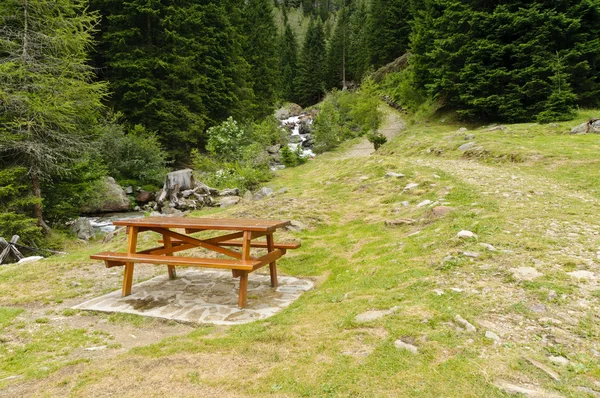 Stół piknikowy we włoskich Alpach — Zdjęcie stockowe