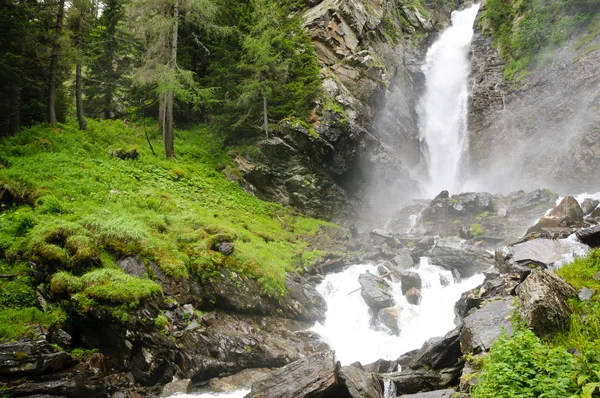 Kraft des Wassers - saent Wasserfälle in den italienischen Bergen — Stockfoto
