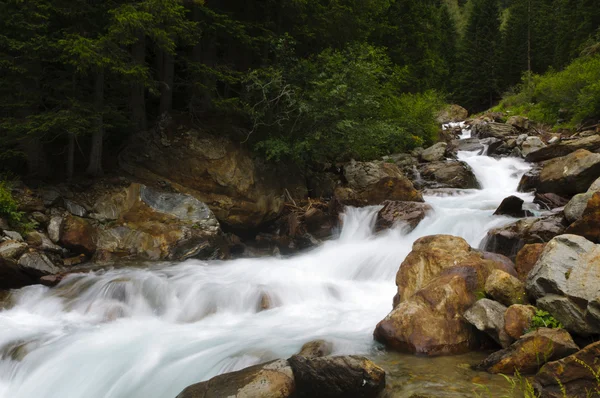 Ström i de italienska bergen — Stockfoto