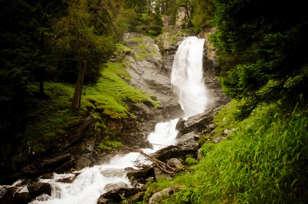 Kraften i vatten - saent vattenfall i de italienska bergen — Stockfoto