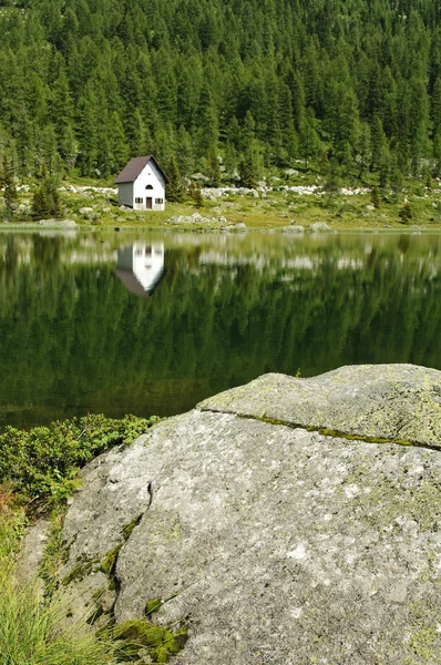 Gölün yanında küçük bir kilise — Stok fotoğraf