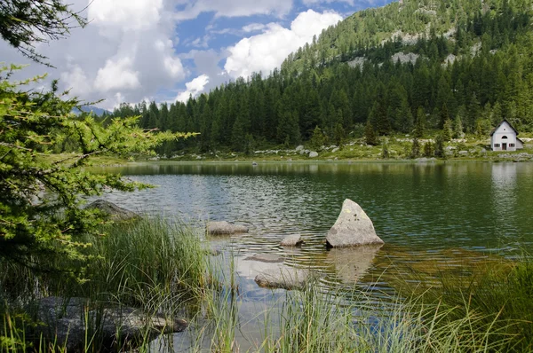 Paisagem do lago nos Alpes Italianos — Fotografia de Stock