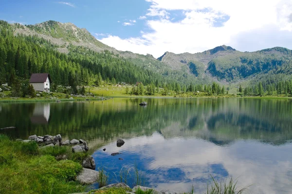 Jezioro scenerii w Alpach włoskich — Zdjęcie stockowe