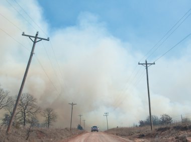 wildfire kırsal alanda yol geçtikten itibaren yoğun duman