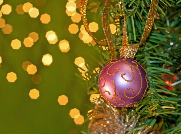 Adorno de bola de Navidad púrpura colgando en un árbol — Foto de Stock