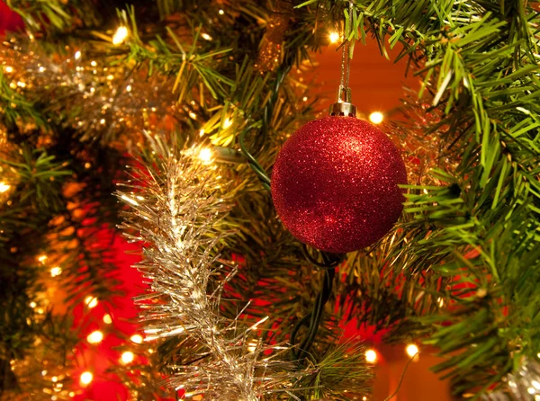 Krásný zářivě červené vánoční cetka ornament — Stock fotografie
