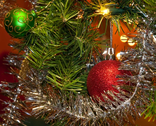 Bugiganga de Natal brilhante vermelho pendurado em uma árvore — Fotografia de Stock