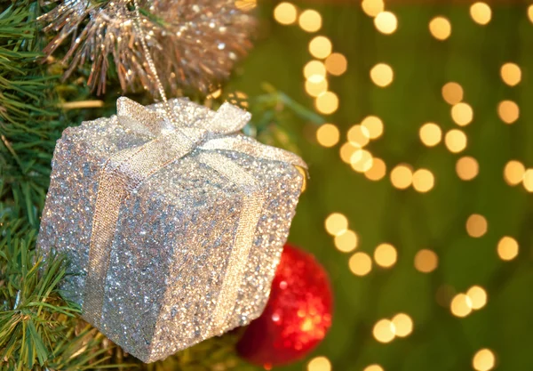 Presente em forma de prata enfeite de Natal em uma árvore — Fotografia de Stock