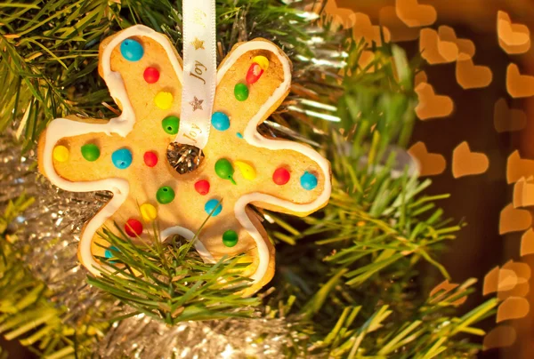 Цветные снежинки в форме, ярко украшенные рождественское печенье — стоковое фото