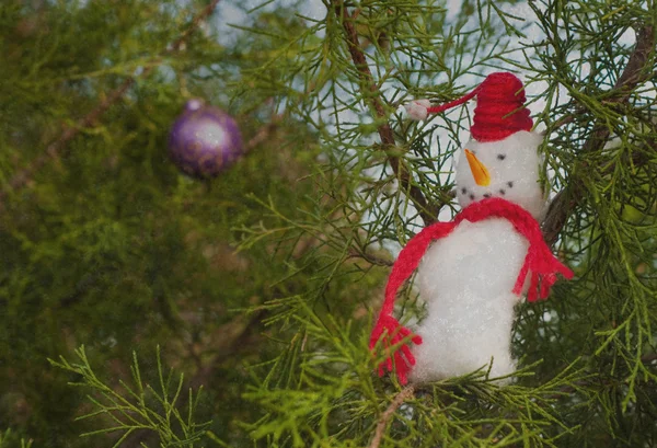 Imagem abstrata de um ornamento de boneco de neve em uma árvore de Natal — Fotografia de Stock