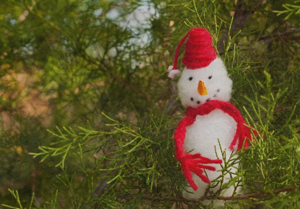 幸せな雪だるま、クリスマス ツリーの飾り — ストック写真