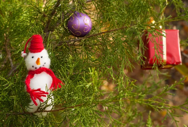 Snögubbe prydnad i en julgran — Stockfoto