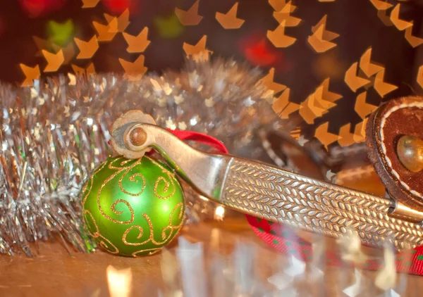 Natale di Cowboy - sperone e un ornamento di palla verde — Foto Stock