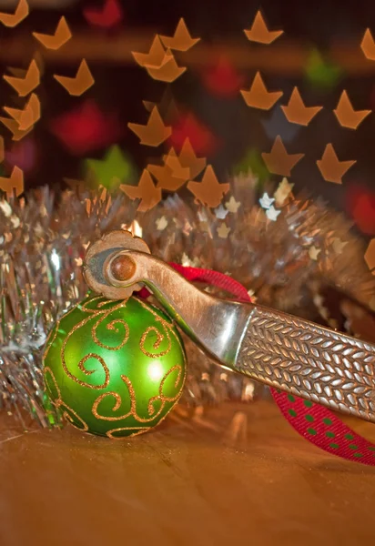 Esporão e um ornamento de bola de Natal verde — Fotografia de Stock