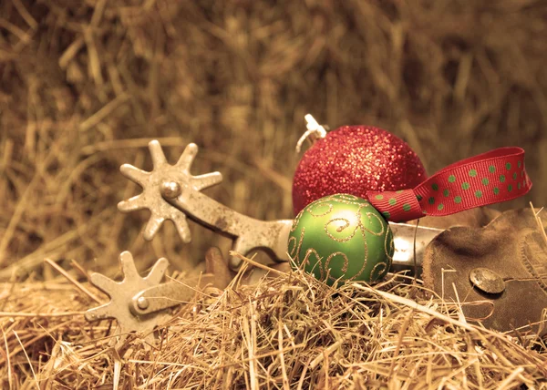 Natal de vaqueiro - jogo de velhas esporas enferrujadas com ornamentos de Natal — Fotografia de Stock