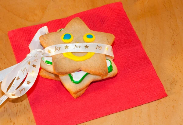 カラフルな星の形をしたクリスマス クッキーをアイシング — ストック写真