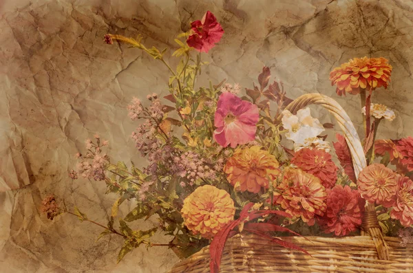 Cesto di fiori autunnali su sfondo antico testurizzato in seppia — Foto Stock
