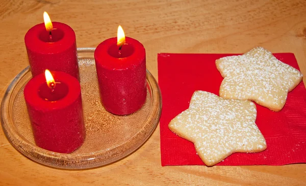 星形の赤いナプキンにクリスマスのクッキー — ストック写真