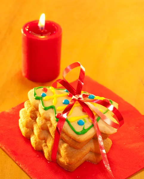 Χριστουγεννιάτικα μπισκότα ζάχαρης σε μια στοίβα — Φωτογραφία Αρχείου