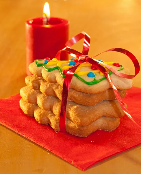 Biscuits en forme d'arbre de Noël dans une pile, attachés avec un ruban rouge — Photo