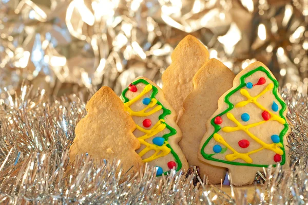 クリスマス ツリーのクッキーを形作りました — ストック写真