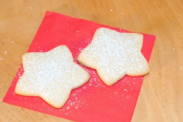 Dwa świąteczne ciasteczka, posypane cukrem pudrem — Zdjęcie stockowe