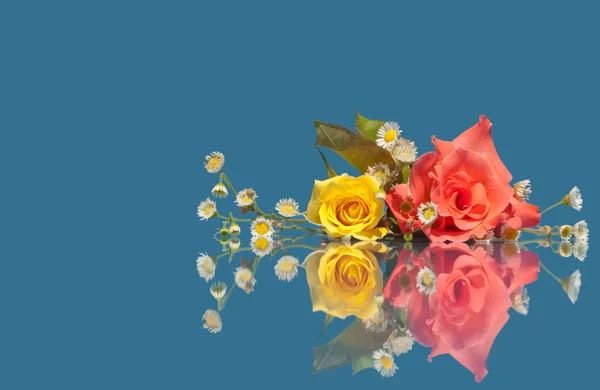 Rosa y rosa amarilla con flores silvestres blancas sobre fondo azul —  Fotos de Stock