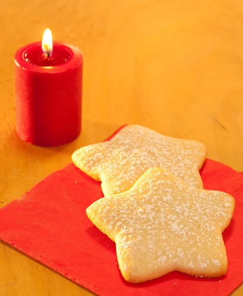 Délicieux biscuits de Noël en forme d'étoile sur une serviette rouge — Photo