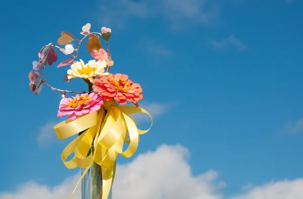 Sarı kurdele ve kalp ile parlak çiçek süslemeleri şeklinde — Stok fotoğraf