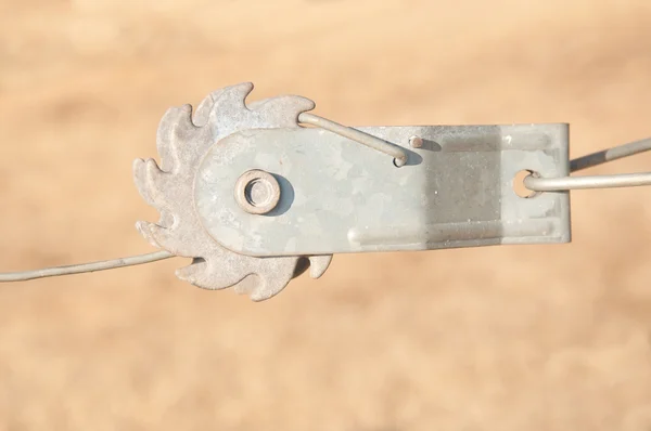 Tensor de trinquete en una cerca de alambre liso — Foto de Stock