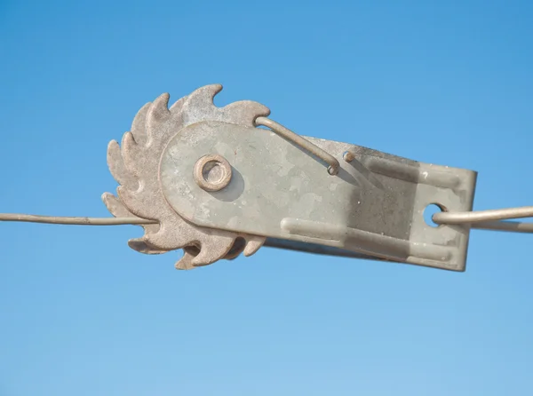 Καστάνια φράχτη εντατήρα μια κηλίδα σύρμα περίφραξης — Φωτογραφία Αρχείου