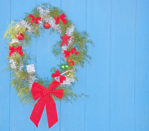 Country Christmas - wreath hanging on a blue barn wall — Stock Photo, Image