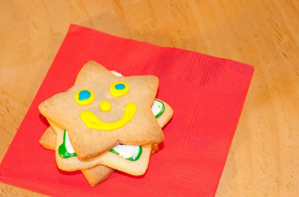 Αστέρι σχήμα μπισκότο Χριστουγέννων με ένα χαρούμενο πρόσωπο — Φωτογραφία Αρχείου