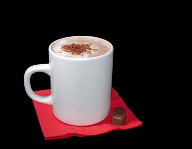 fincan cappuccino üstüne çikolata parçaları ile