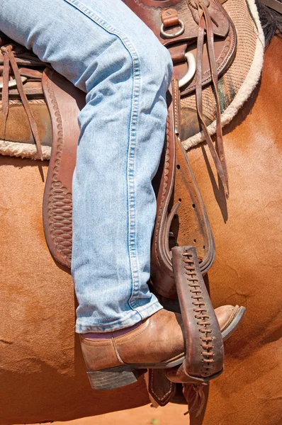 中西方马鞍箍筋的骑手的脚 — 图库照片