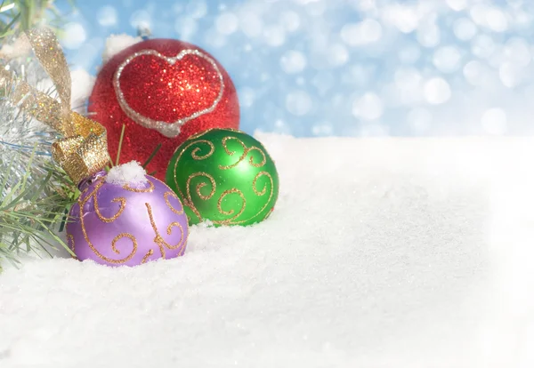 Imagem sonhadora de enfeites coloridos de Natal na neve — Fotografia de Stock