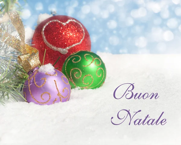 Kolorowe ozdoby świąteczne w śniegu z tekstu buon natale — Zdjęcie stockowe