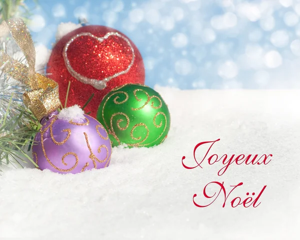 Dromerige foto van kleurrijke Kerst ornamenten in sneeuw — Stockfoto