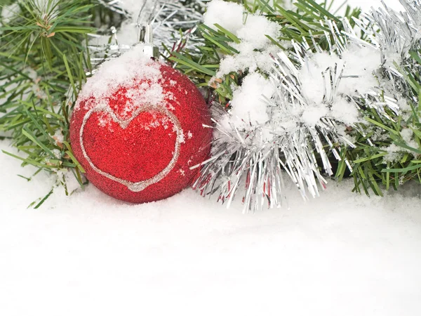 Adventskranz und rote Christbaumkugel mit Herz im Schnee — Stockfoto