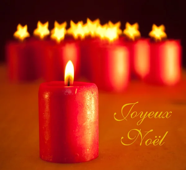 Vela roja de Navidad - con grupo de velas similares en el fondo —  Fotos de Stock
