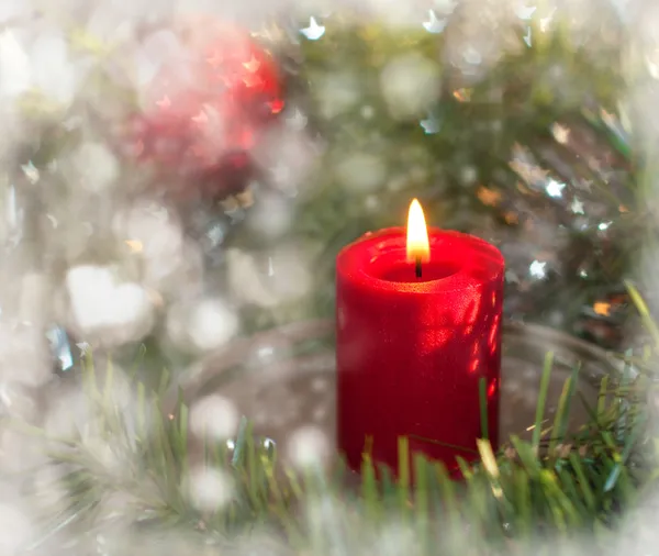 Imagen de ensueño de la vela de Navidad con una corona —  Fotos de Stock