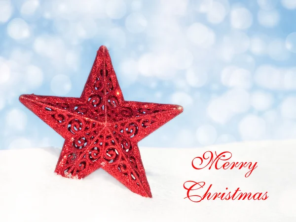 Мечтательный образ красной рождественской звезды, украшенной снегом — стоковое фото