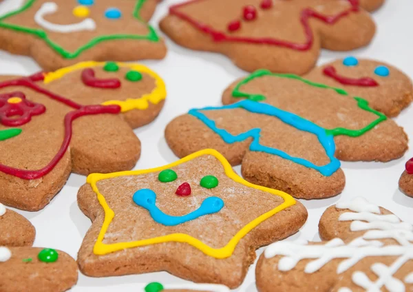 カラフルな自家製のジンジャーブレッドのクッキー — ストック写真
