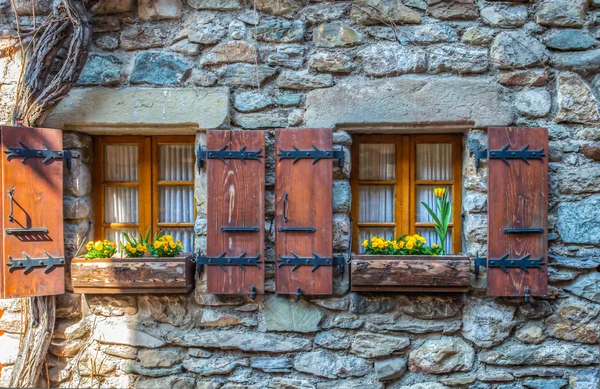 Yvoire, Frankrike - medeltida windows — Stockfoto