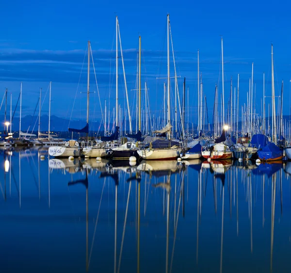 Zeilboot en reflectie — Stockfoto