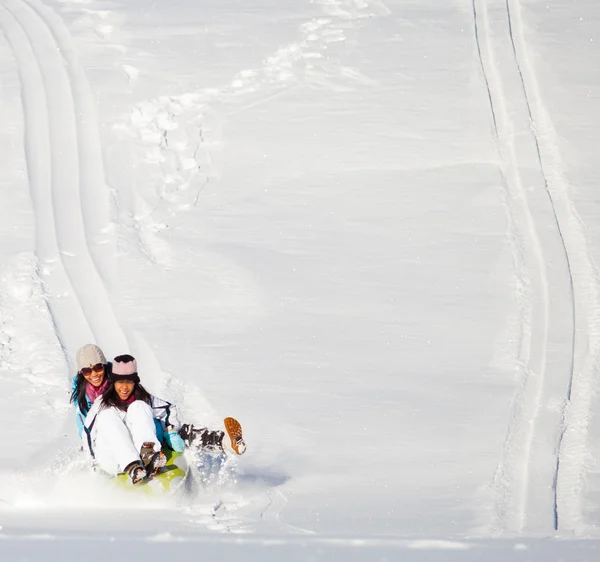 母亲和女儿雪橇乐趣骑 — 图库照片