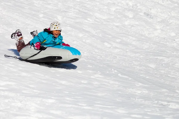 女孩雪橇车 — 图库照片